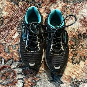 Brooks Addiction 12 running shoe.  Gently used